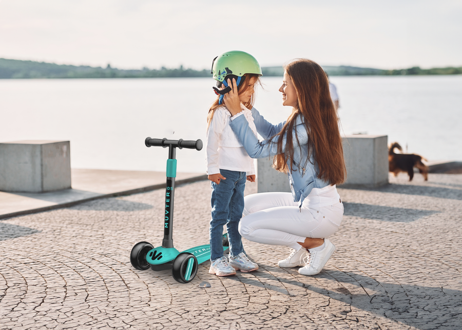 ¿Cómo enseñar a tus hijos a conducir su scooter de manera segura?